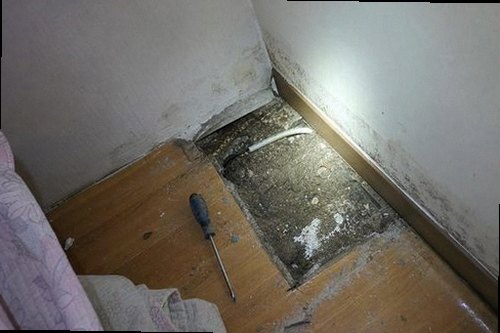 세종시 누수탐지 누수 보수 후 압력과 벽면 수분을 재확인하는 모습